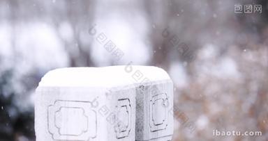 冬天大雪中的石墩石柱
